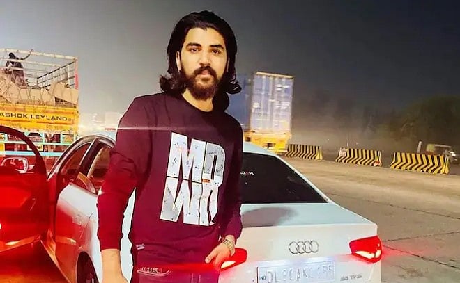 மரத்தின் மீது வேகமாக மோதி நொறுங்கிய கார்.. 25 வயதில் உயிரிழந்த Instagram பிரபலம்!