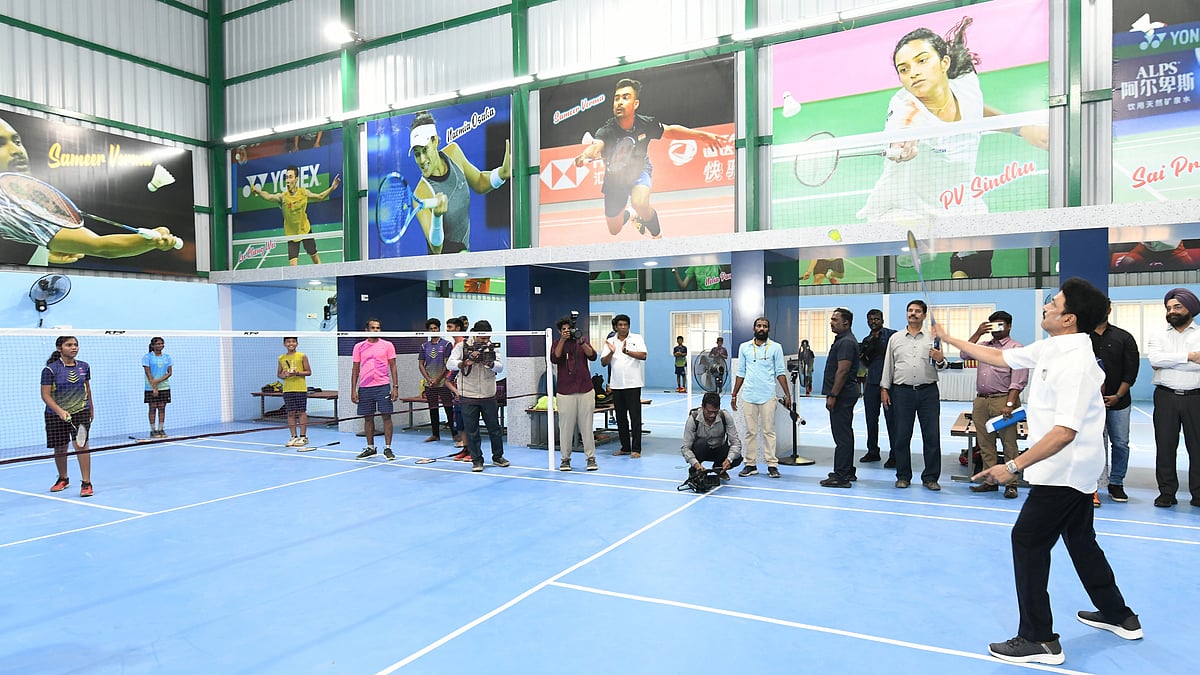 புதிய திட்டப் பணிகளுக்கு அடிக்கல் நாட்டிய முதலமைச்சர்: மாணவர்களுடன் இறகுபந்து
விளையாடி முதல்வர் அசத்தல்!