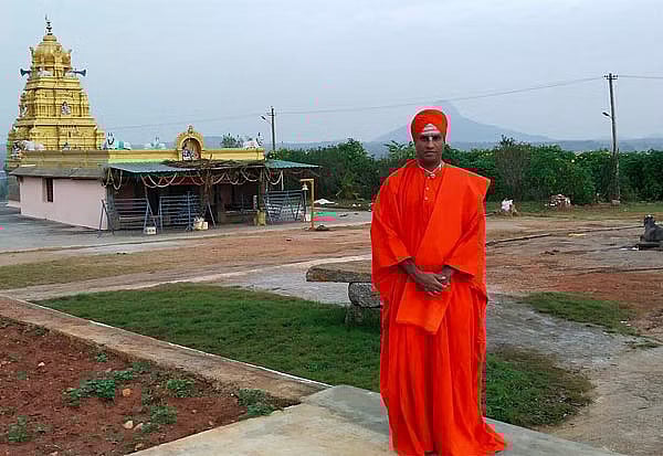 கர்நாடகாவை உலுக்கிய HoneyTrap.. Record செய்யப்பட்ட ஆபாச வீடியோ! இளம் பெண்ணிடம் ஏமாந்த மடாதிபதி தற்கொலை!