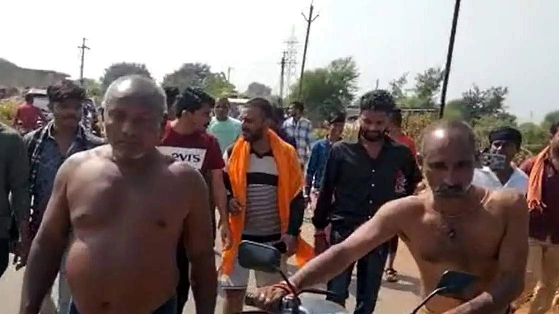 சத்தீஸ்கரில் இந்துத்வ கும்பல் அராஜகம்: மாட்டிறைச்சி கடத்தியதாக கூறி 2 பேர் நிர்வாணமாக்கி தாக்குதல்!