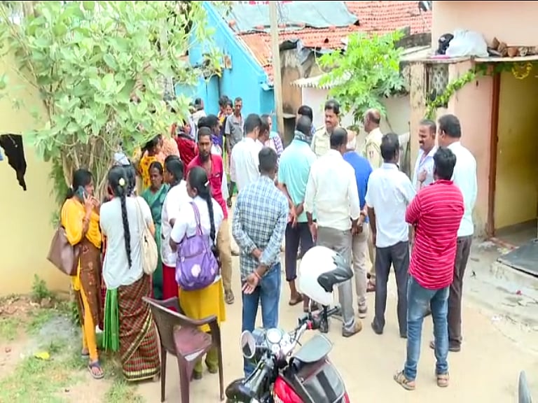 “கர்நாடகாவில் ஆதார் இல்லாததால் சிகிச்சை அளிக்க மறுப்பு” : கர்ப்பிணி பெண்ணும், இரட்டை குழந்தைகளும் பலி !