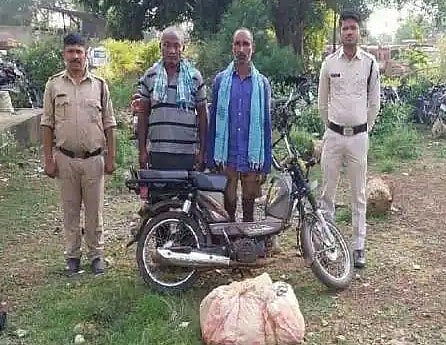 சத்தீஸ்கரில் இந்துத்வ கும்பல் அராஜகம்: மாட்டிறைச்சி கடத்தியதாக கூறி 2 பேர் நிர்வாணமாக்கி தாக்குதல்!