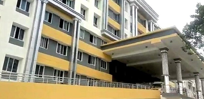 கொதிக்கும் தண்ணீர் பாத்திரத்தில் தவறி விழுந்த ஒரு வயது குழந்தை.. தந்தை கண் எதிரே நடந்த துயரம்!