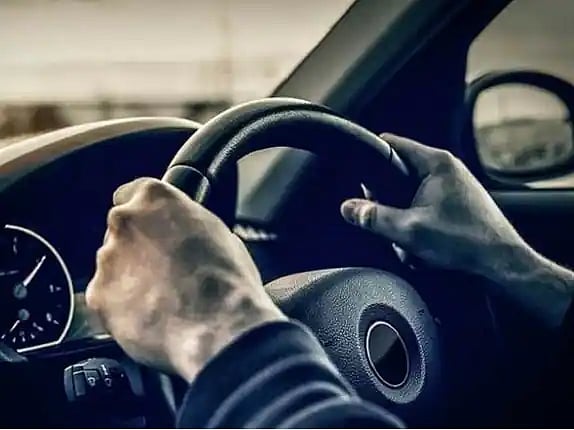 எல்லாம் அவளுக்காக.. ShowRoom-ல் இருந்து சொகுசுகாரை நூதனமாக திருடி சென்ற காதலன்.. இறுதியில் நேர்ந்த சோகம்!