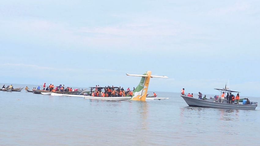 விமானநிலையம் அருகே ஏரியில் பாய்ந்த விமானம்.. 43 பயணிகளின் நிலை என்ன ? தான்சானியாவில் அதிர்ச்சி !