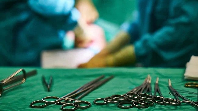 வயிற்றில் பஞ்சு வைத்து தைத்த மருத்துவர்கள்.. 3 முறை அறுவை சிகிச்சை: பெண்ணுக்கு ரூ.20 லட்சம் நஷ்டஈடு!