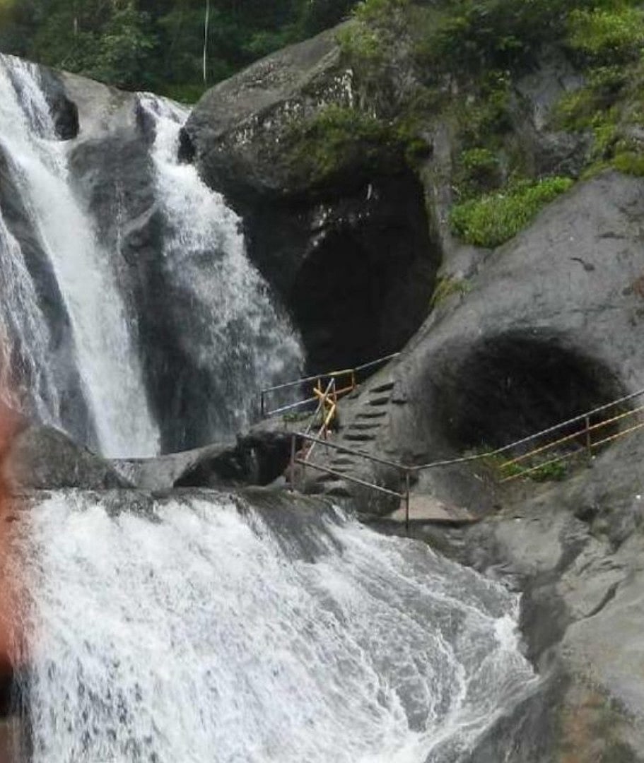 Selfie மோகம்.. நீர்வீழ்ச்சியில் பறிபோன 4 சிறுமிகள் உயிர்.. கர்நாடகாவில் சோகம் !