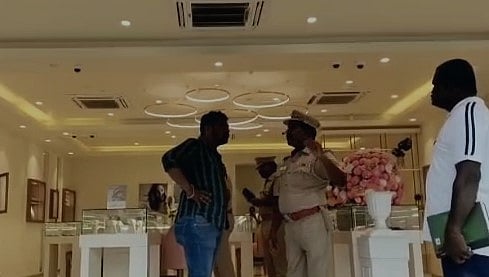 பிரபல நகைக்கடையில் தங்கம், வைர நகைகள் கொள்ளை.. 5 மணி நேரத்திலேயே குற்றவாளிகளை மடக்கிப் பிடித்த போலிஸ்!