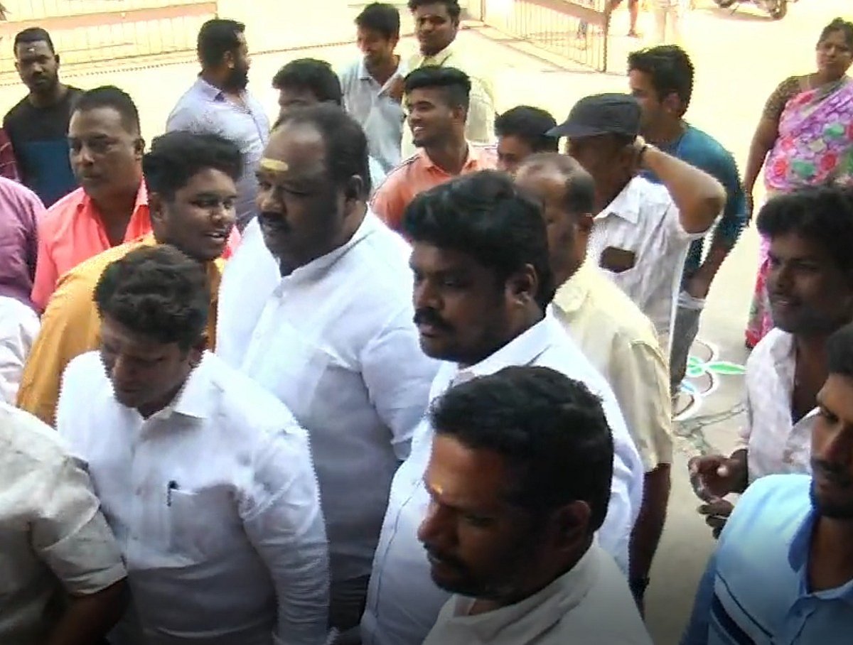 “மரக்கன்றுகள், அறுசுவை சாப்பாடு, இனிப்புகள், பட்டாசு..” - வெளியானது ‘கலகத் தலைவன்’ : ரசிகர்கள் ஆரவாரம் !