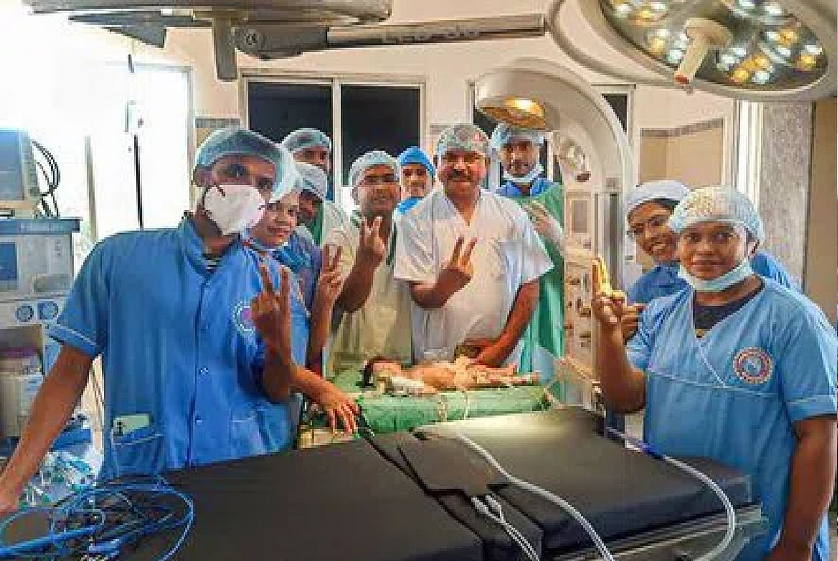 ஜார்க்கண்ட் : பிறந்த குழந்தையின் வயிற்றில் கட்டி என்று நினைத்த மருத்துவர்களுக்கு காத்திருந்த அதிர்ச்சி..