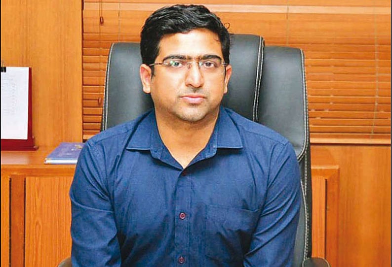 மடிக்கணினி வழங்குமாறு கோரிக்கை விடுத்த திருநங்கை .. கூட்டம் முடியும்முன் கோரிக்கையை நிறைவேற்றிய கலெக்டர்!