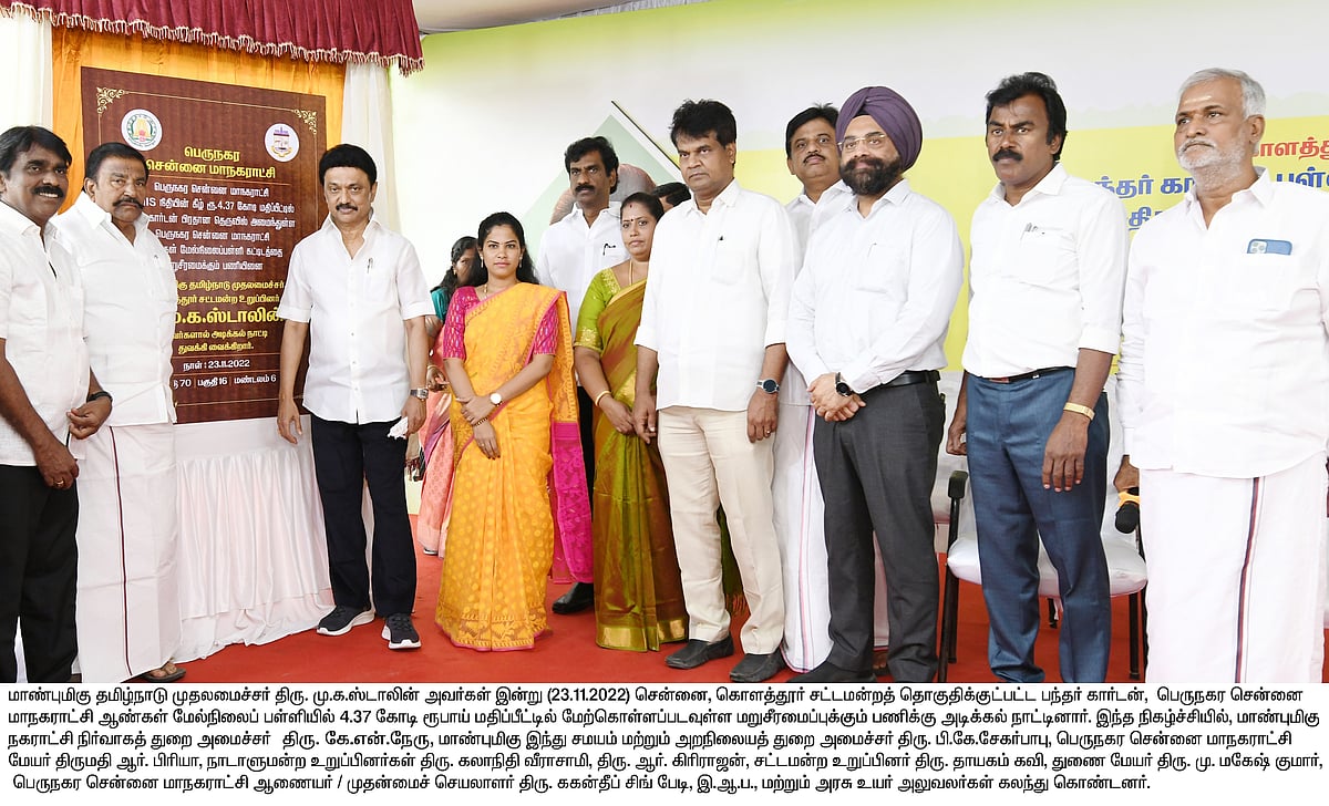 புதிய திட்டப் பணிகளுக்கு அடிக்கல் நாட்டிய முதலமைச்சர்: மாணவர்களுடன் இறகுபந்து
விளையாடி முதல்வர் அசத்தல்!