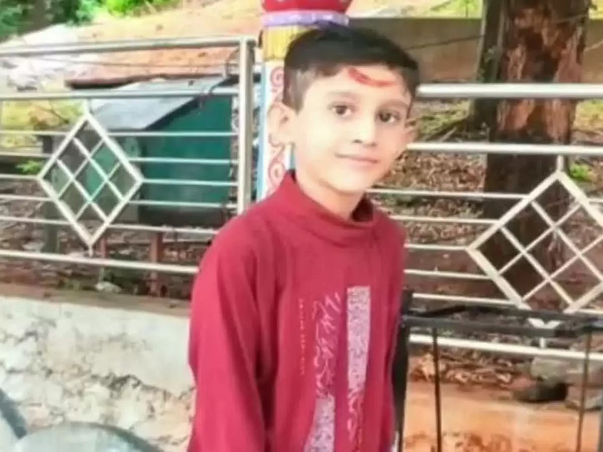 வெளிநாட்டில் இருந்து சாக்லேட் வாங்கி வந்த தந்தை.. ஆசையாய் சாப்பிட்ட சிறுவன் பரிதாப பலி: சோகத்தில் கிராமம்