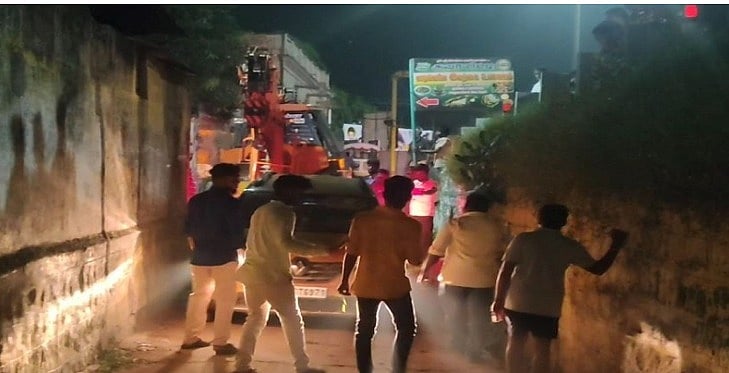 “உன்ன நம்பினதுக்கு..” - Google Map பார்த்தவாறு கார் ஓட்டி, கழிவுநீர் வாய்க்காலில் இறக்கிய சென்னை நபர் !