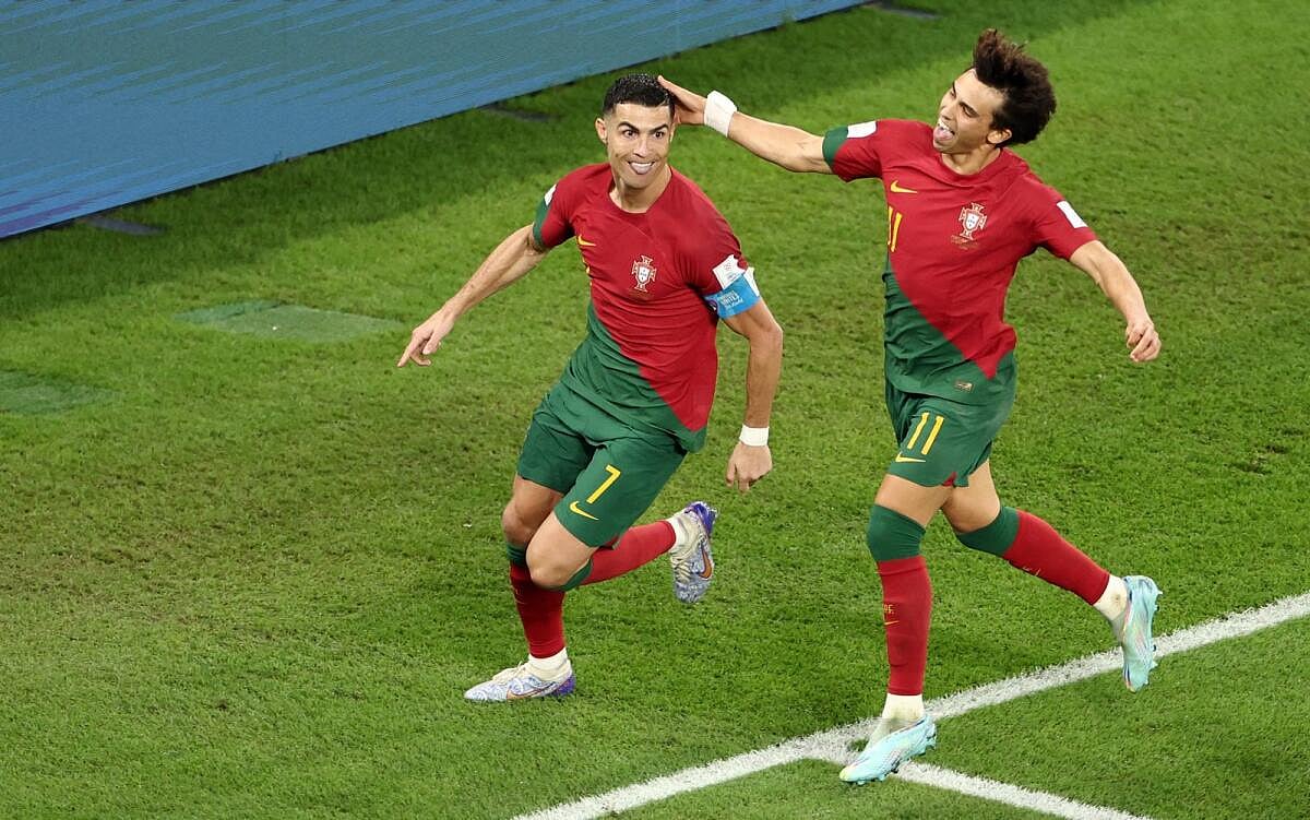 FIFA உலகக் கோப்பையில் உலகசாதனை படைத்த Ronaldo.. அணி வீரர்களுக்கு விருந்தளித்து அசத்தல் !