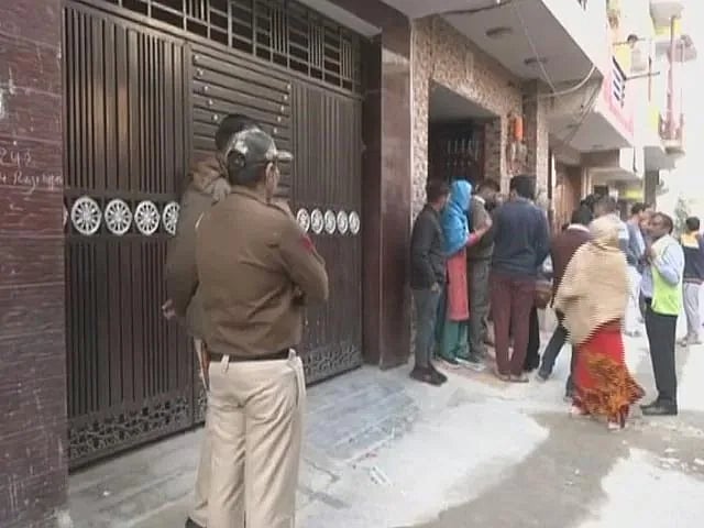 மறுவாழ்வு மையத்திற்கு அனுப்பியதால் ஆத்திரம்.. குடும்பத்தையே கழுத்தை அறுத்து கொடூரமாக கொலை செய்த இளைஞர் !