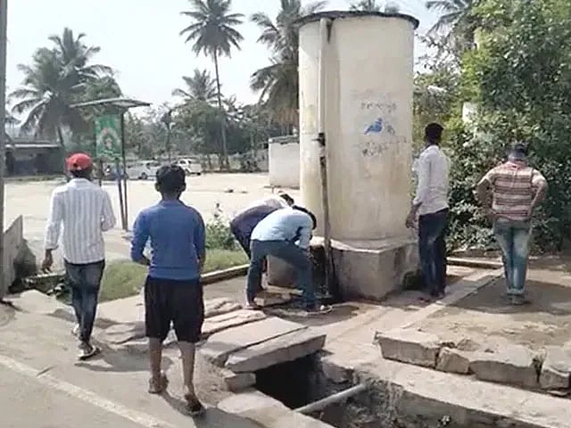 குழாயில் நீர் அருந்திய பட்டியலின பெண்.. தொட்டியை கோமியத்தால் சுத்தம் செய்த கிராமம்.. கர்நாடகாவில் கொடுமை!