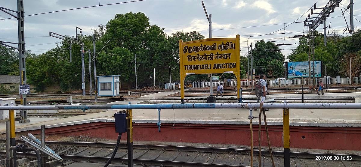 தாமதமாக வந்து ரயிலில் ஏறிய பயணி.. கதவு திறக்காததால் 14 கி.மீ தொங்கியபடி சென்ற சோகம்! நெல்லையில் பரபரப்பு!