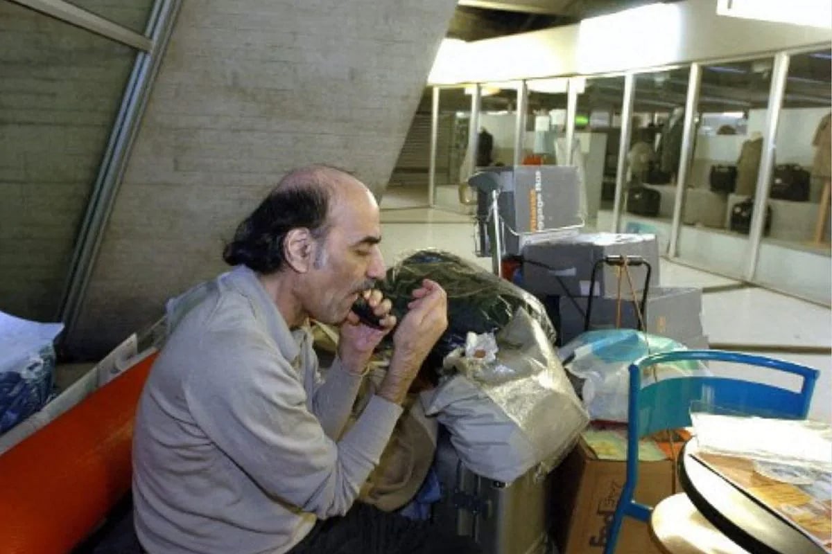 18 ஆண்டுகளாக விமான நிலையத்திலேயே வாழ்ந்த பிரபலம்.. வினோத மனிதருக்கு இறுதியில் நடந்த சோகம் ! 