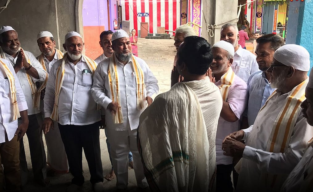 கோவை சம்பவம்: “இந்து, முஸ்லிம் ஒற்றுமையை யாரும் சீர்குலைக்க முடியாது” - நெகிழ வைக்கும் மத நல்லிணக்கம் !