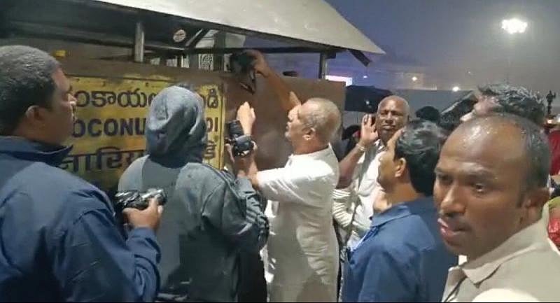 புகைப்பட கலைஞர்களின் கேமராக்களை பறித்து உண்டியலில் போட்ட அதிகாரிகள்.. திருப்பதியில் அதிர்ச்சி !