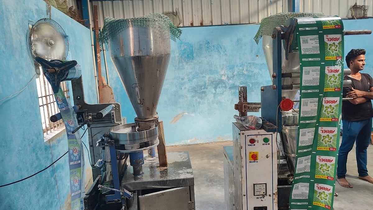 “ARIEL, SURF EXCEL பெயரில் போலி வாஷிங் பவுடர் தயாரித்த கும்பல்”: போலிஸ் விசாரணையில் சிக்கியது எப்படி?
