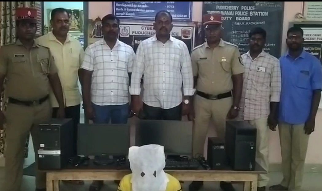 புதிய செல்போன் வாங்க பள்ளி கணினிகளை திருடிய 2 கல்லூரி மாணவர்கள்:  போலிஸில் சிக்கியது எப்படி?