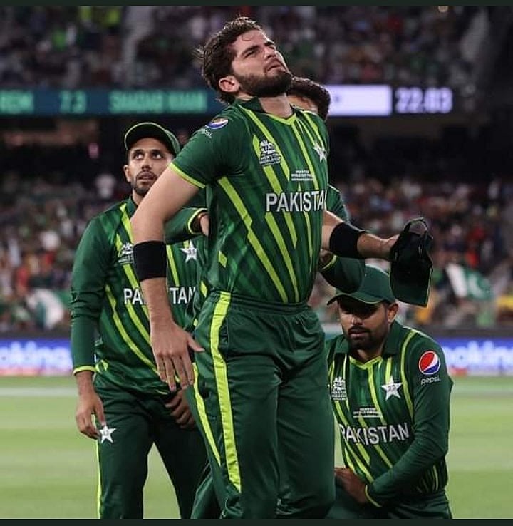 களத்தில் நிகழ்ந்த ஒற்றை தவறு.. காயத்தால் இங்கிலாந்திடம் கோப்பையை இழந்த பாகிஸ்தான்!சாம்பியனான இங்கிலாந்து!