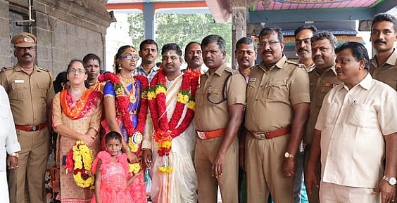 பார்வையற்ற காதலர்களுக்கு சீர்வரிசையுடன் திருமணம் செய்து வைத்த போலிஸ்: மனதை வருடும் நெகிழ்ச்சி சம்பவம்!