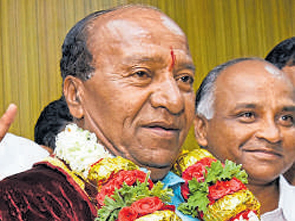 தாய் இறந்த 3 மாதத்தில் தந்தைக்கு பெரியம்மாவை திருமணம் செய்து வைத்த மகள்கள்.. கர்நாடகாவில் நெகிழ்ச்சி !