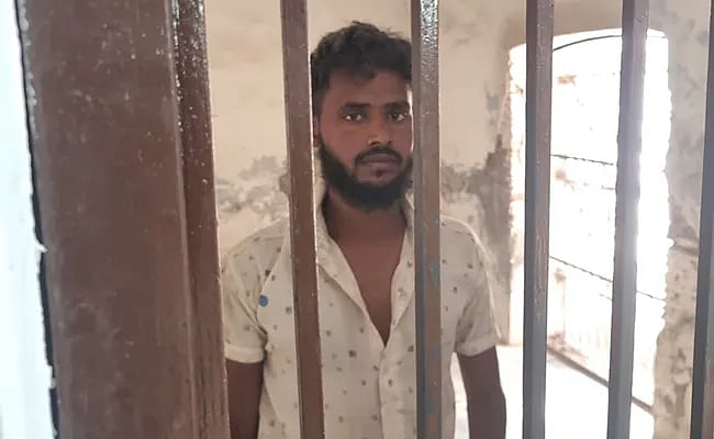 டெல்லி 35 துண்டுகளாக வெட்டியெறியப்பட்ட காதலி கொலை வழக்கு.. பெயர் மாற்றி ஆதரவாக பேசிய உ.பி. இளைஞர் கைது !