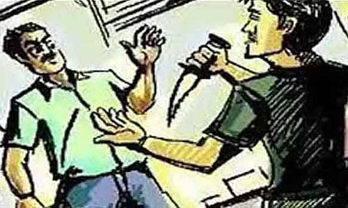 கண்ணில் மிளகாய் போடி தூவி வழிப்பறி- புது மனைவி முன்னிலையில் கணவருக்கு நேர்ந்த சோகம்: ஆந்திராவில் பரபரப்பு