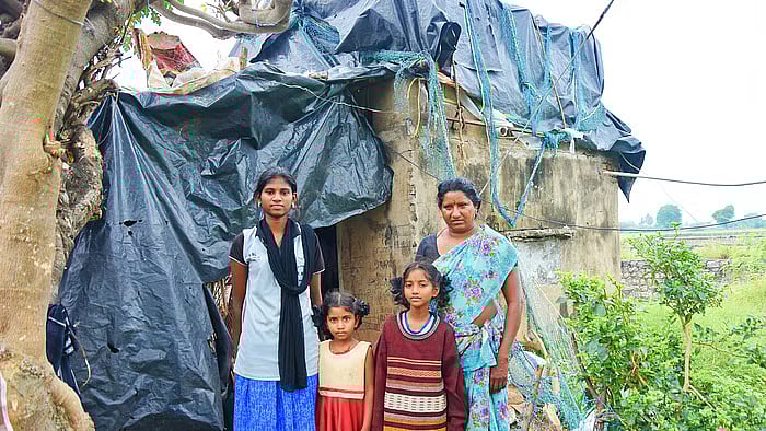 குடும்ப கஷ்டத்துக்காக வேலைக்கு சென்ற மாணவி.. தகவலறிந்து கல்விச்செலவை ஏற்றுக்கொண்ட தி.மு.க நிர்வாகி !