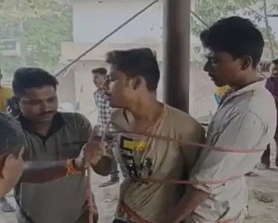 100 கிலோ இரும்பை திருடிய இளைஞர்கள்.. 1 மணி நேரம் கம்பத்தில் கட்டி வைத்து அடித்த ஊர்மக்கள்!