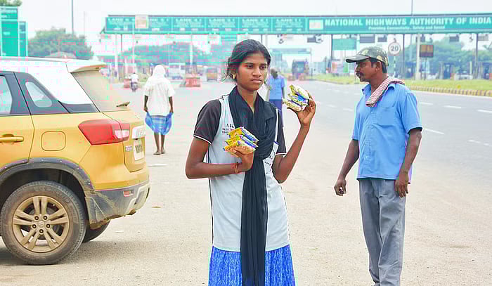குடும்ப கஷ்டத்துக்காக வேலைக்கு சென்ற மாணவி.. தகவலறிந்து கல்விச்செலவை ஏற்றுக்கொண்ட தி.மு.க நிர்வாகி !