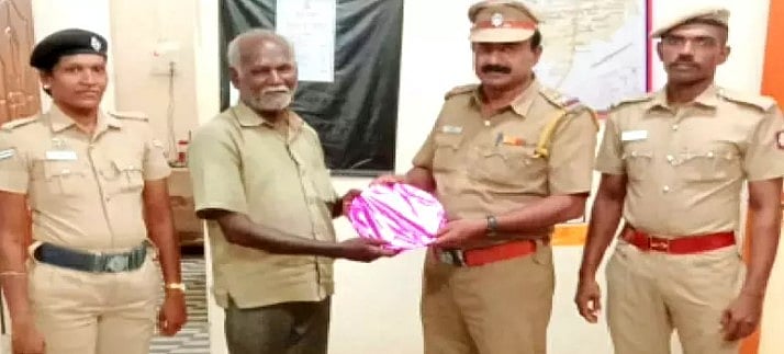 பயணி தவறவிட்ட தங்க Bracelet.. போலிஸாரிடம் ஒப்படைத்த ஆட்டோ ஓட்டுநருக்குக் குவியும் பாராட்டு!