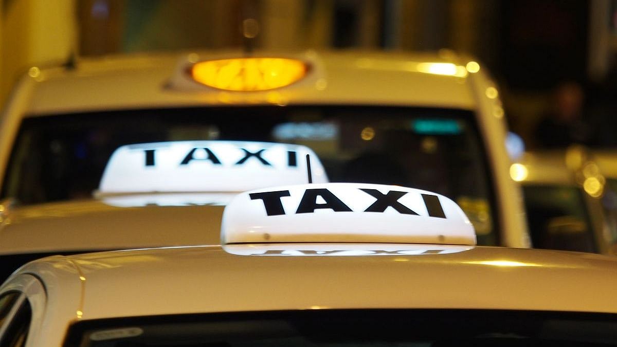 ஓடும் காரில் குழந்தை பெற்றெடுத்த பெண்.. காரை அசுத்தம் செய்ததாக அபராதம் விதித்த வாடகை கார் நிறுவனம் ! 