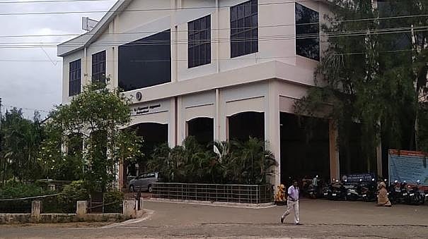 மடிக்கணினி வழங்குமாறு கோரிக்கை விடுத்த திருநங்கை .. கூட்டம் முடியும்முன் கோரிக்கையை நிறைவேற்றிய கலெக்டர்!