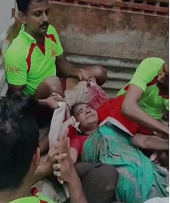 ஆற்றில் அடித்துச் செல்லப்பட்ட பெண்.. ஒரு நாளுக்குப் பின் உயிருடன் மீட்ட தீயணைப்பு வீரர்கள்!