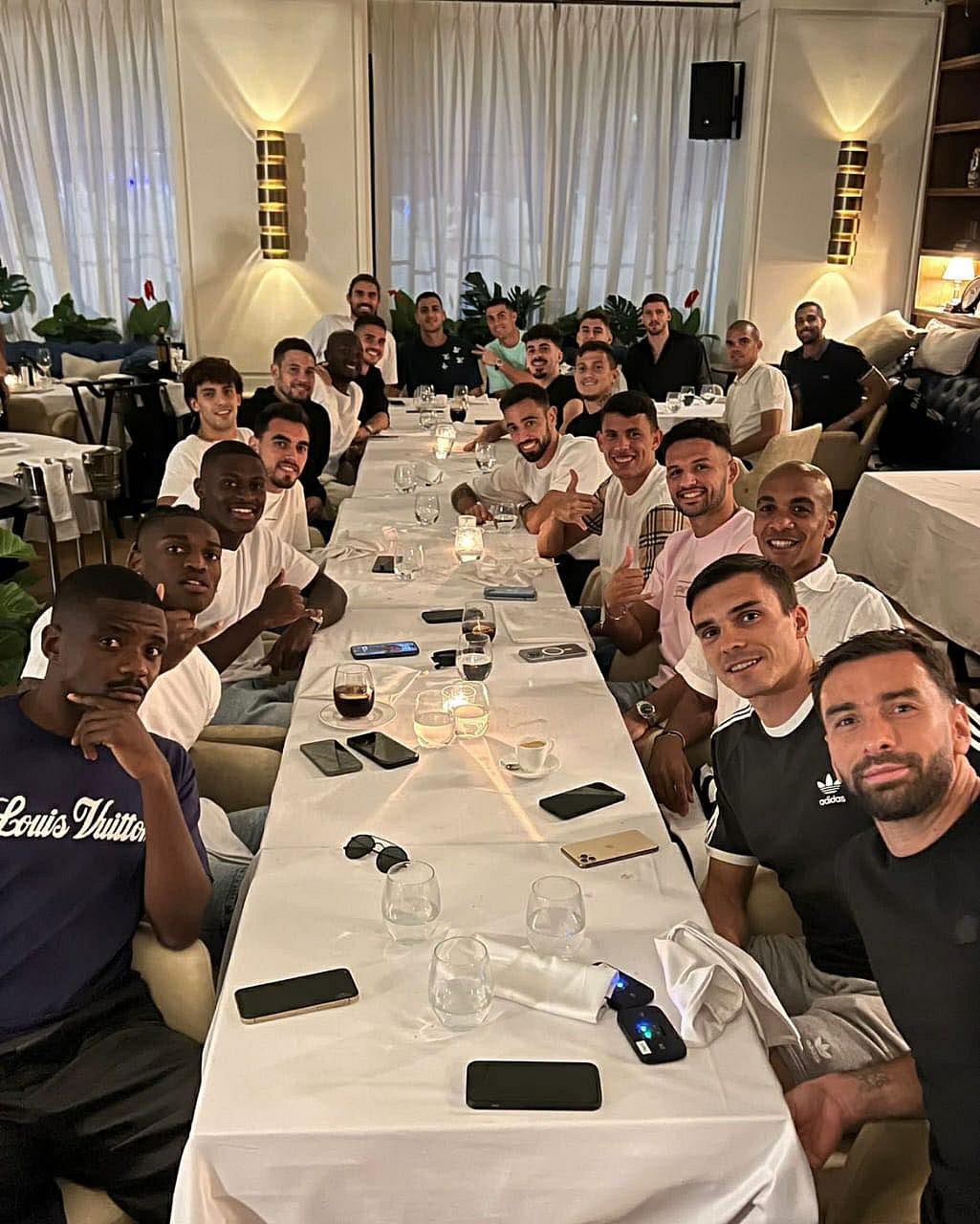 FIFA உலகக் கோப்பையில் உலகசாதனை படைத்த Ronaldo.. அணி வீரர்களுக்கு விருந்தளித்து அசத்தல் !