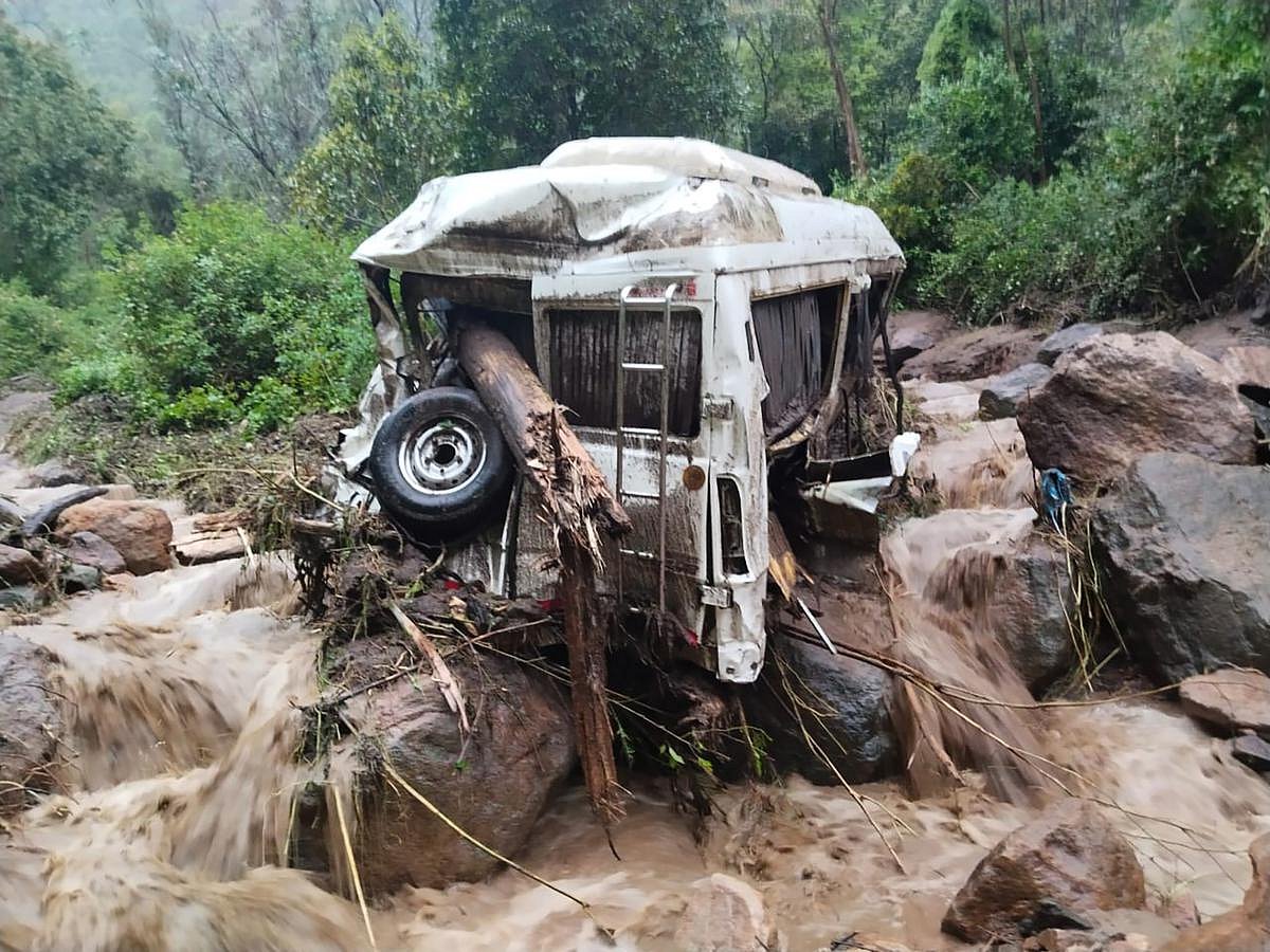 கேரளா : நிலச்சரிவில் சிக்கி நசுங்கிய வேன்.. ஓட்டுநரின் சாதூர்யத்தால் நூலிழையில் உயிர் தப்பிய குழந்தைகள் !