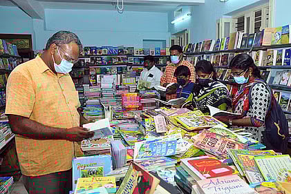 புத்தக கண்காட்சியை பெரும் திருவிழாவாக மாற்றிவிட்டார்.. மாவட்ட ஆட்சியரை பாராட்டிய கவிஞர் மனுஷ்யபுத்திரன் !