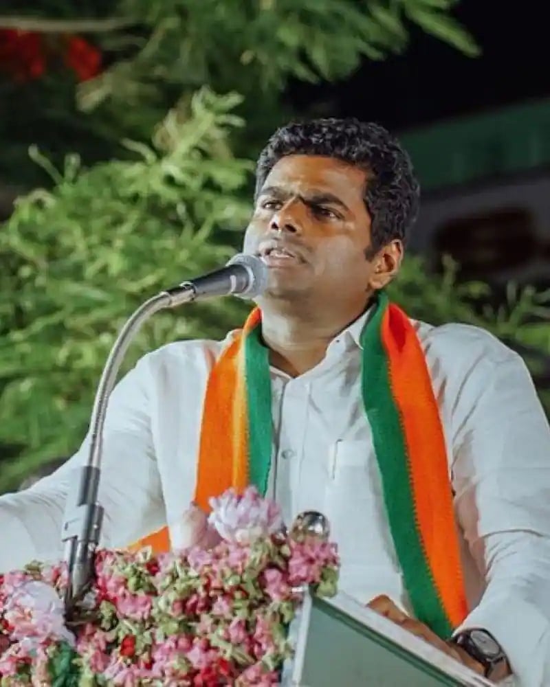 அண்ணாமலையை விமர்சித்து  பதிவிட்ட கருத்து எதிரொலி.. காயத்ரி ரகுராமை கட்சியிலிருந்து நீக்கி பாஜக அறிவிப்பு!