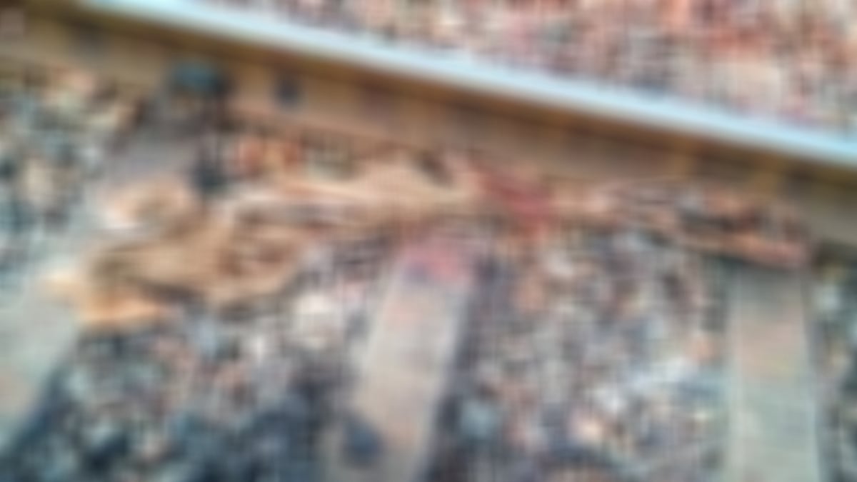 வேகமாக சென்று கொண்டிருந்த இரயில்.. தவறி விழுந்த குழந்தை.. காப்பாற்ற முயன்ற தந்தைக்கும் நேர்ந்த சோகம் !