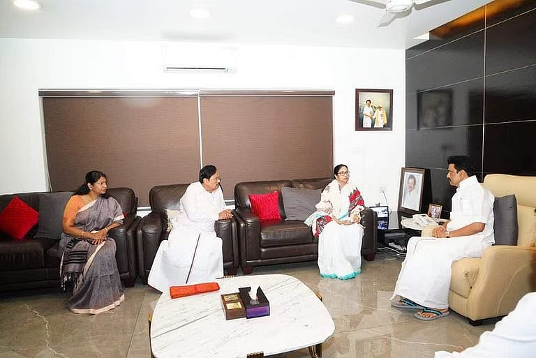 “இவரை பார்க்காமல் எப்படி சென்னையை விட்டு செல்ல முடியும்?”-முதல்வரை சந்தித்த பின் மம்தா நெகிழ்ச்சி பேட்டி!