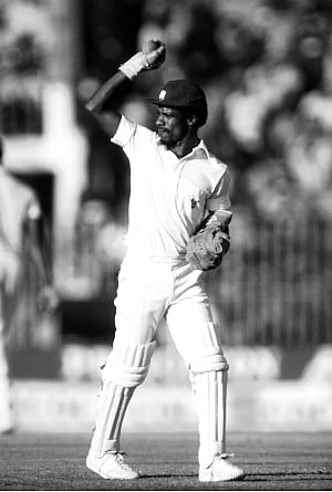 குடிப்பழக்கத்தால் வாழ்நாள் தடை..மேற்கிந்திய தீவுகள் அணியின் முன்னாள் வீரர் காலமானார் !