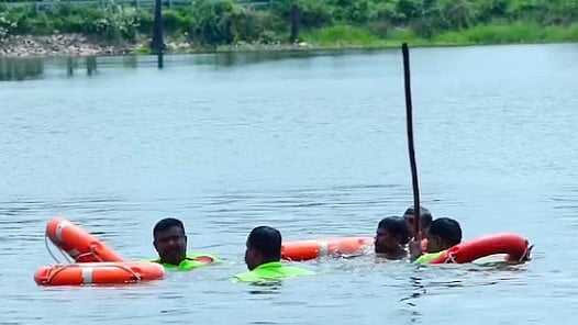 குளத்தில் மூழ்கி சிறுமி, இளம் பெண் பலி!
தாய் இறந்த 8 வது நாளே மகள் உயிரிழந்த சோகம்!