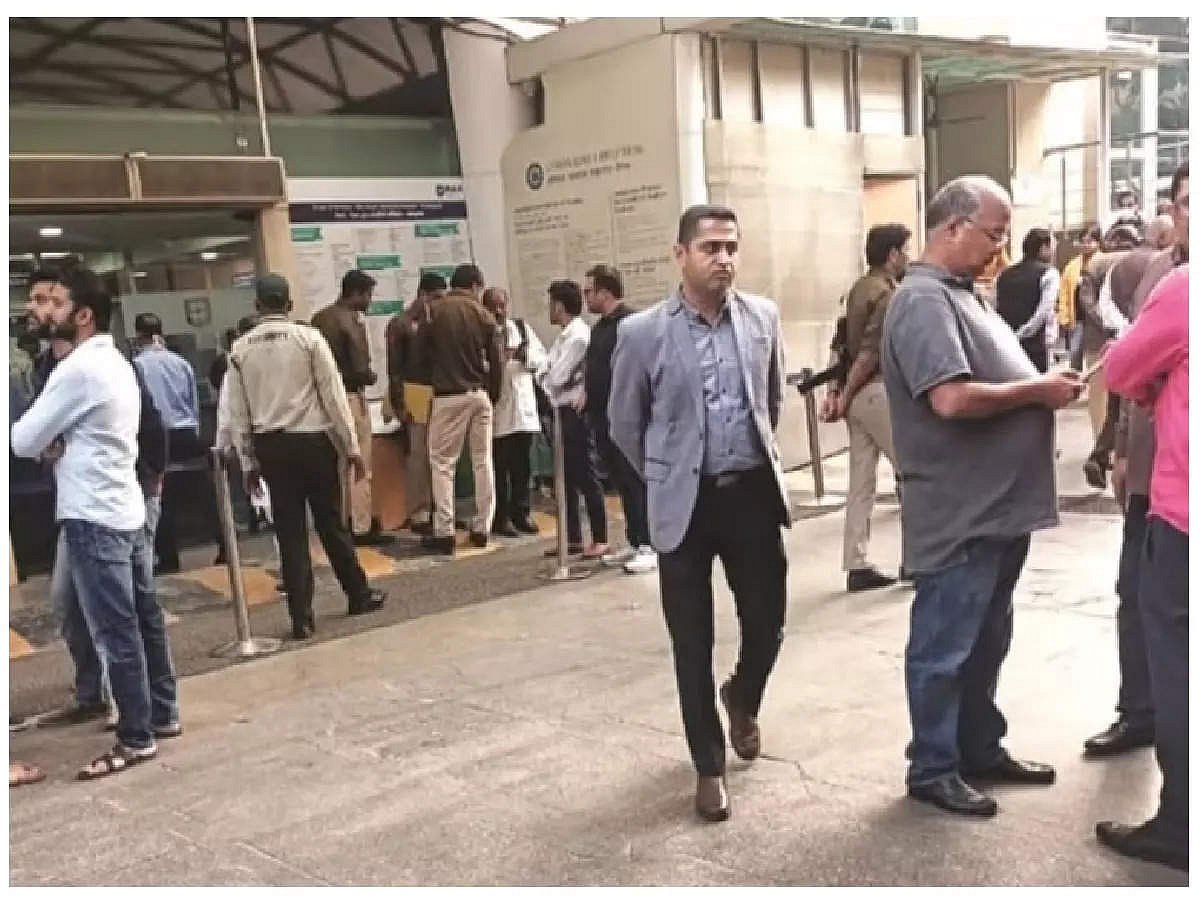 தூக்கில் தொங்கிய நிலையில் மீட்கப்பட்ட பிரபல 5 Star Hotel உரிமையாளர்.. டெல்லியில் அதிர்வலை !