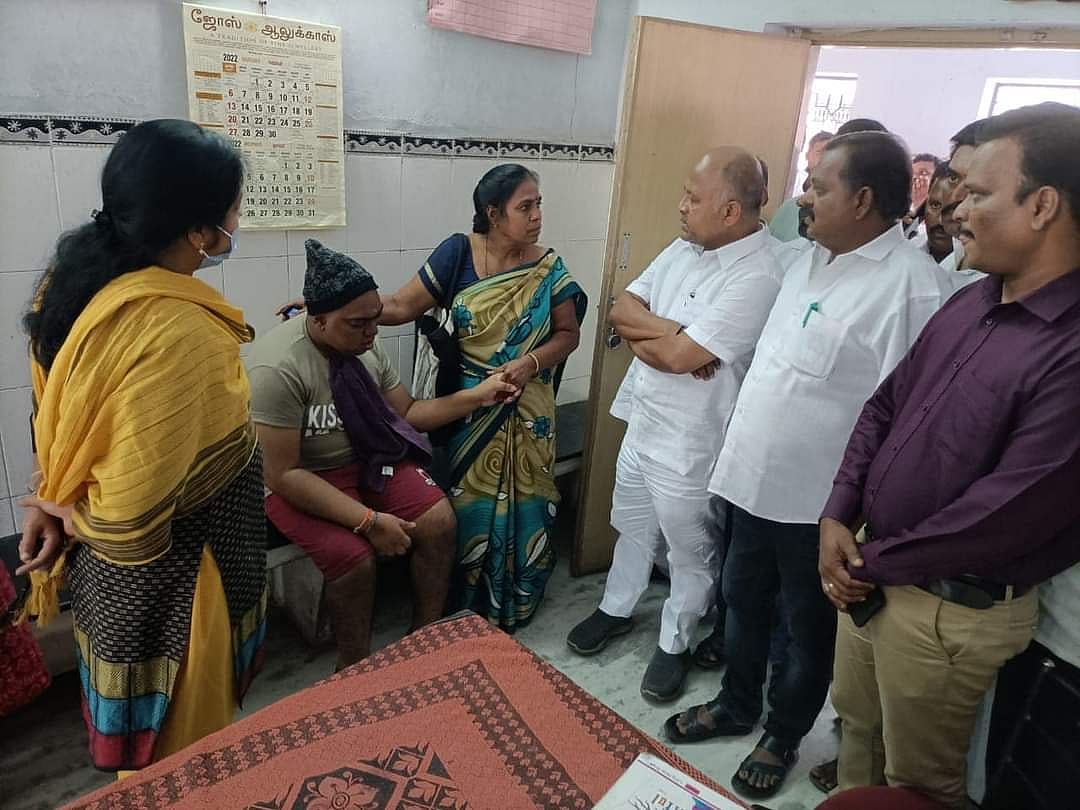 அரியவகை தோல் நோயால் பாதிக்கப்பட்ட சிறுமி.. வறுமையில் உழன்ற குடும்பத்திற்கு உதவிக்கரம் நீட்டிய அமைச்சர் !