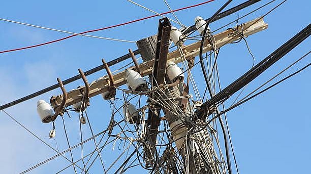 பெண்ணிடம் நகை பறிப்பு..  மின்கம்பத்தில் ஏறி போலிஸாருக்கு தண்ணீர் காட்டிய திருடன்.. கேரளத்தில் பரபரப்பு !